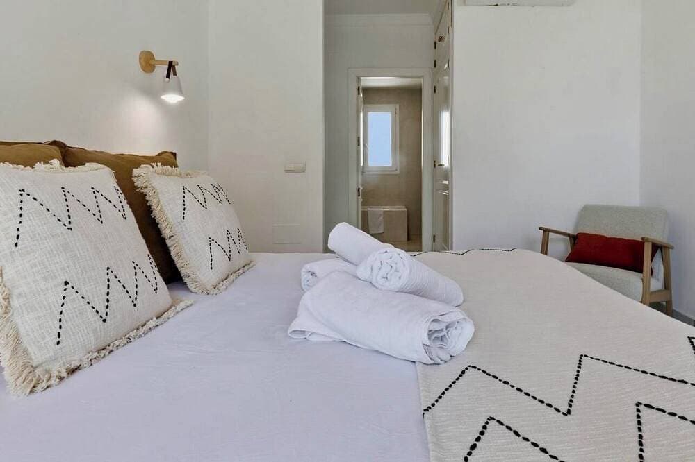 Foto 10 von 30: Apartment on the beachfront in Estepona,