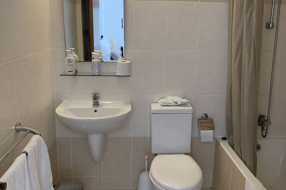 Foto 3 von 11: Amazing panoramic hillside/ocean views, large sunny terrace.