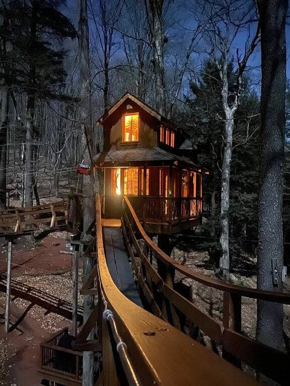 Foto 10 von 31: Das magische Baumhaus von Chez 'Tree Rest thront 35' über dem Waldboden!