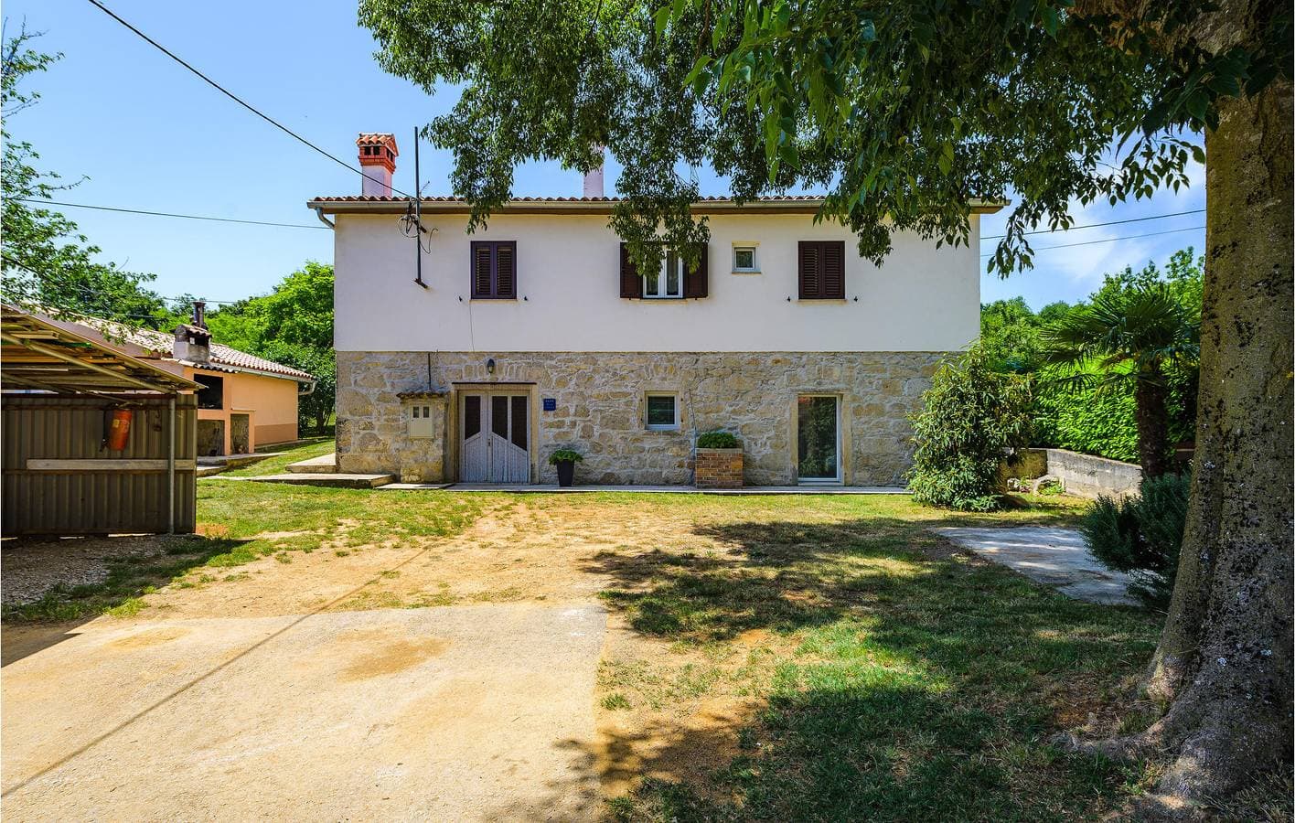 Foto 2 von 37: Reizendes Apartment mit einem Schlafzimmer, Pool, Parkplatz und Terrasse in der Nähe des Flusses Raša