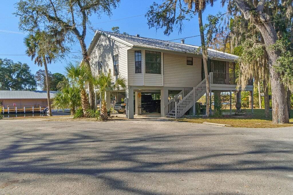 Foto 4 von 23: Manatee Manor. Waterfront, dock, stilted home. Renovated June '23.