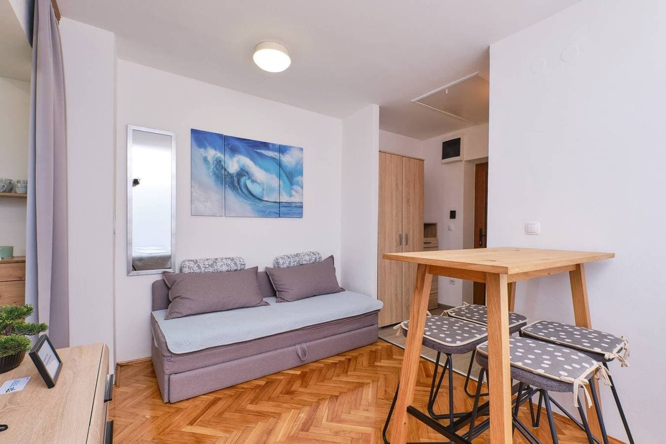 Foto 5 von 12: Das Apartment Billy 1 im ersten Stock bietet Platz für 3 Personen.Es verfügt über ein Schlafzimmer, ein Wohnzimmer, eine Küche, ein Badezimmer mit Dusche und einen Balkon mit Blick auf das Meer.