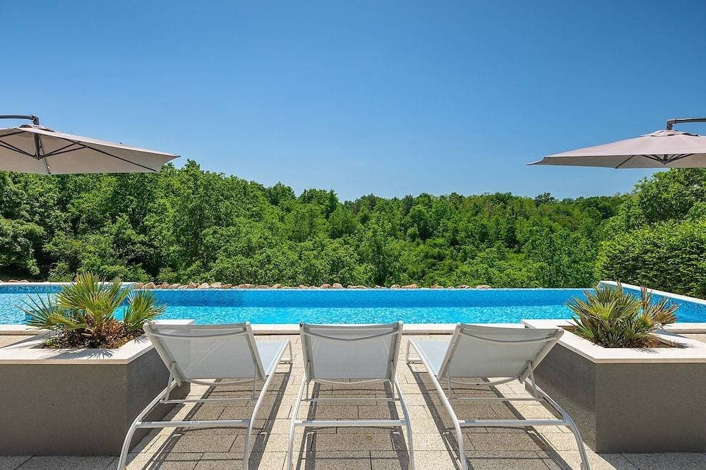 Luxusvilla Queen B mit Pool 1