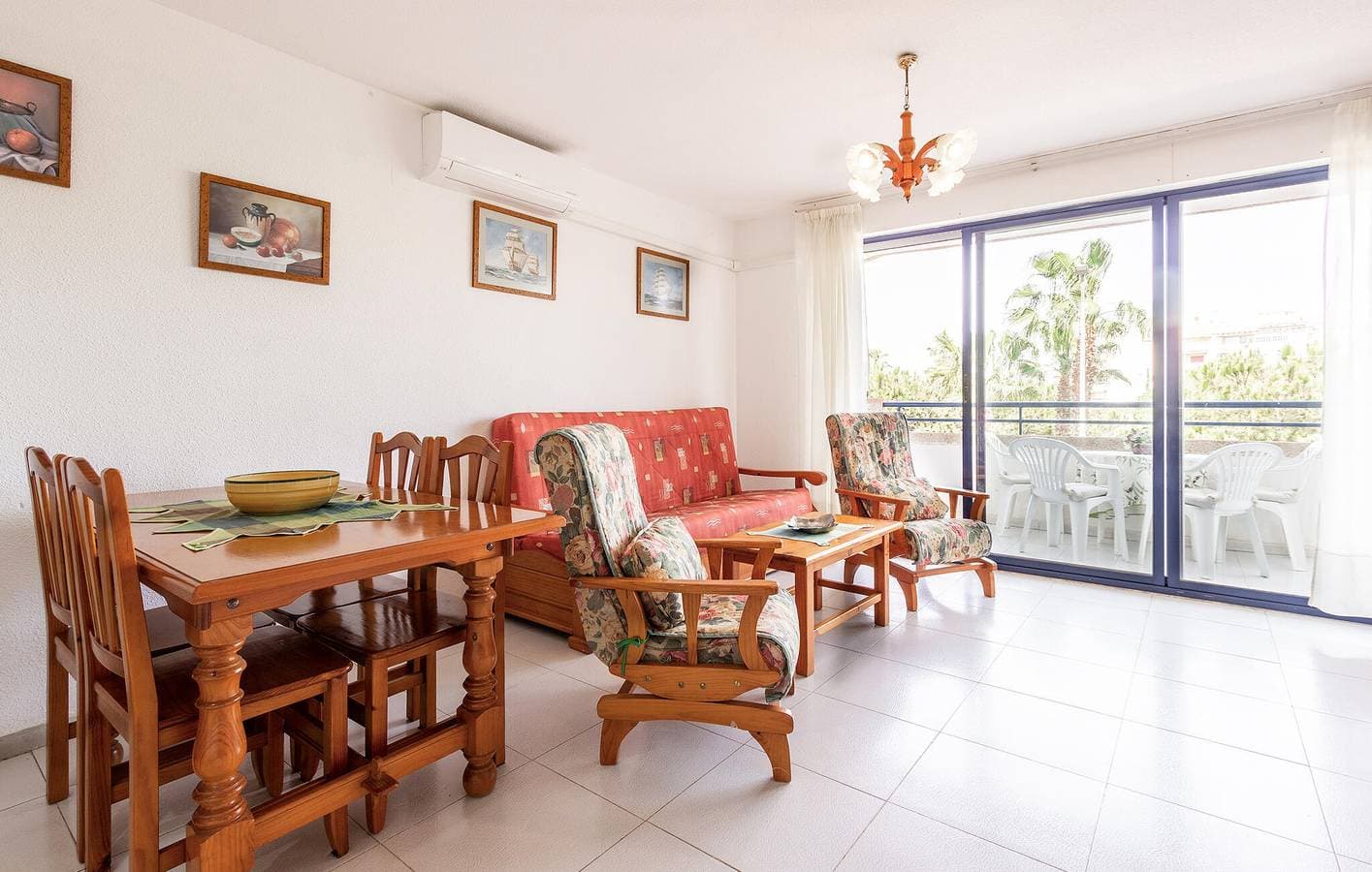 Foto 6 von 24: Poolterrasse mit Parkplatz, AC und Strand in der Nähe