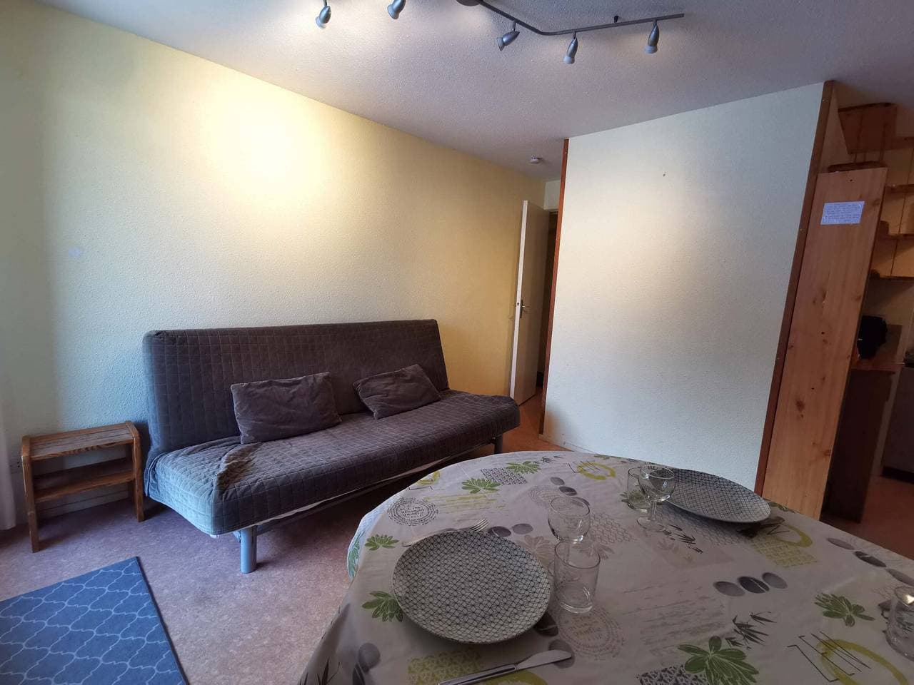 Foto 5 von 17: 2 Zimmer, direkt an der Piste, nahe Geschäfte mit Balkon. Platz für 6 Pers, keine Haustiere
