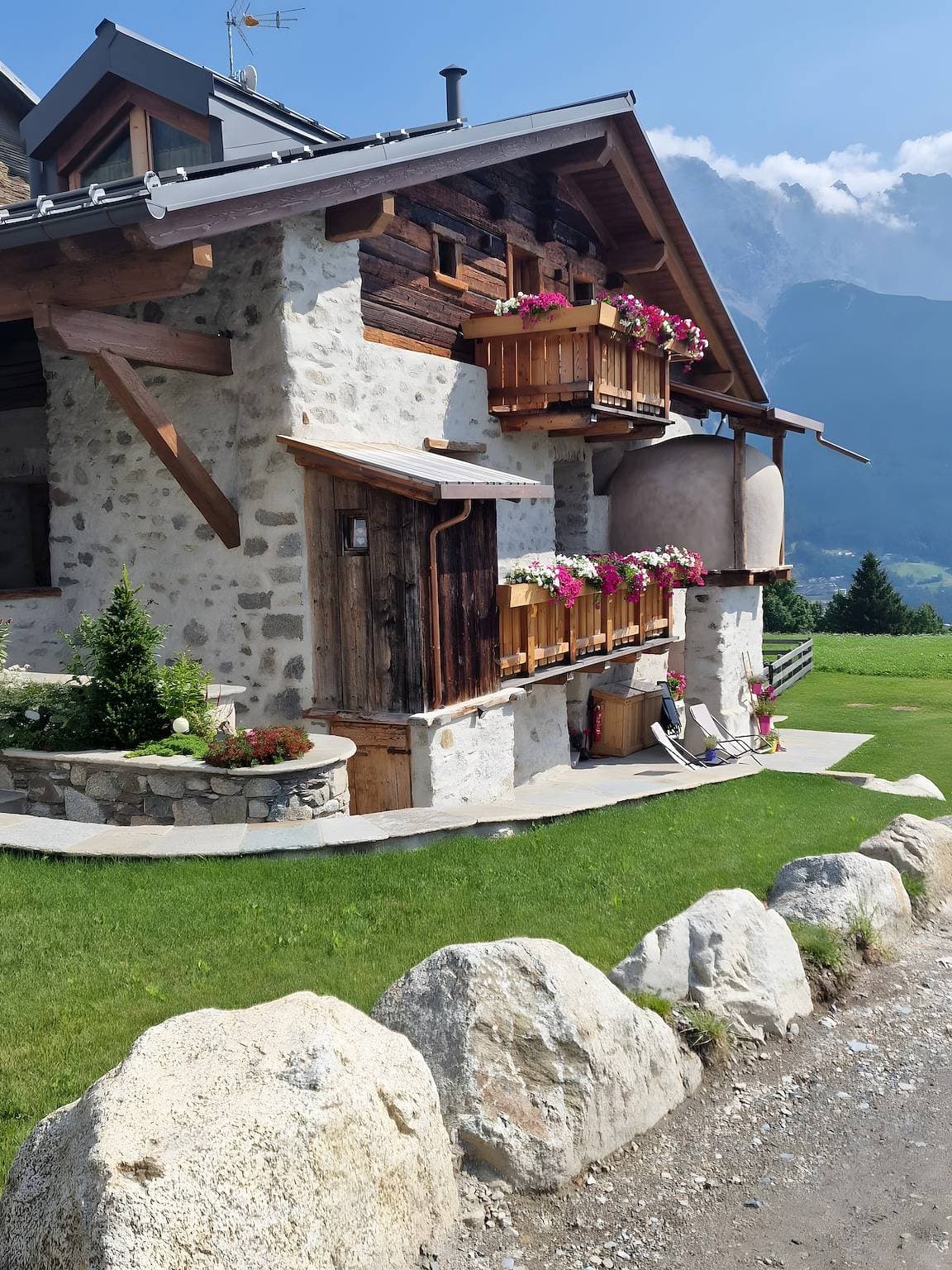 Foto 5 von 37: Ferienwohnung 'Scoiattolo' mit Bergblick, Gemeinschaftsgarten und Wi-Fi