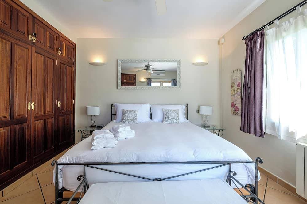 Foto 4 von 30: Villa Marpessa 4 Schlafzimmer In Portals Nous Mit Pool