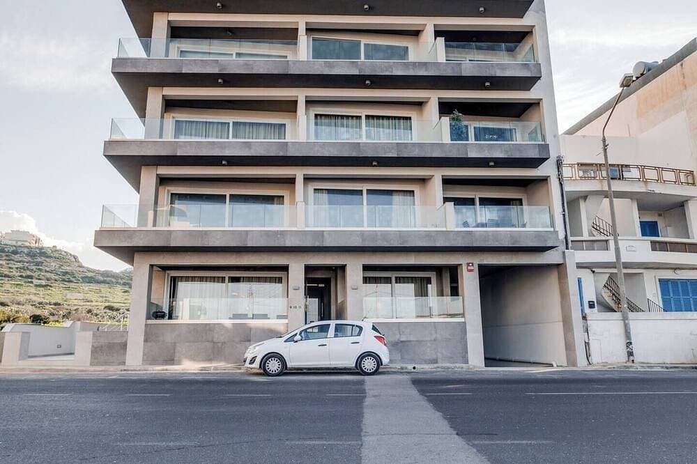 Foto 9 von 20: Steps from Mellieha Beach! Modern 1Br apartment with terrace, ensuite & kitchen. Perfect for couples, friends or business stays.