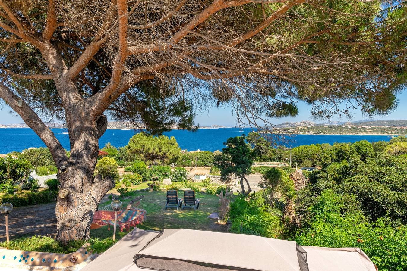 Foto 2 von 54: Villa in Strandnähe mit Meerblick, WLAN, A/C, Terrasse und Garten