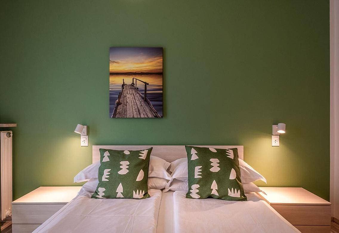 Lake view with Aircon - 5 minutes from the beach! 1