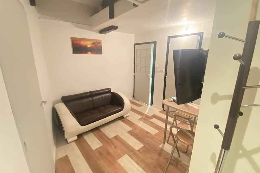 Lovely furnished Studio 15 minutes from Etampes and close to all amenities! 1