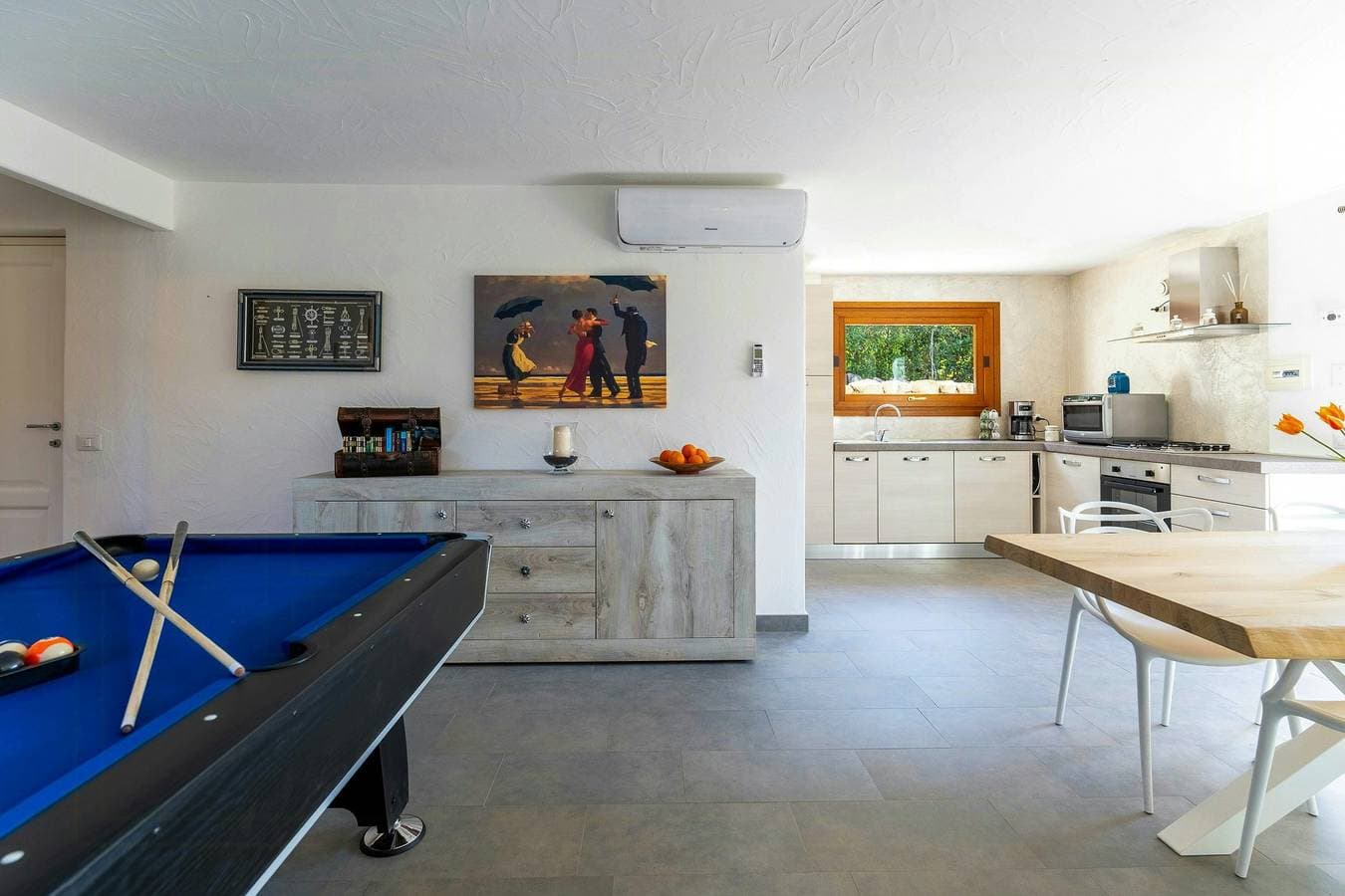 Foto 3 von 23: Villa mit Meerblick und Pool inmitten der Felsen