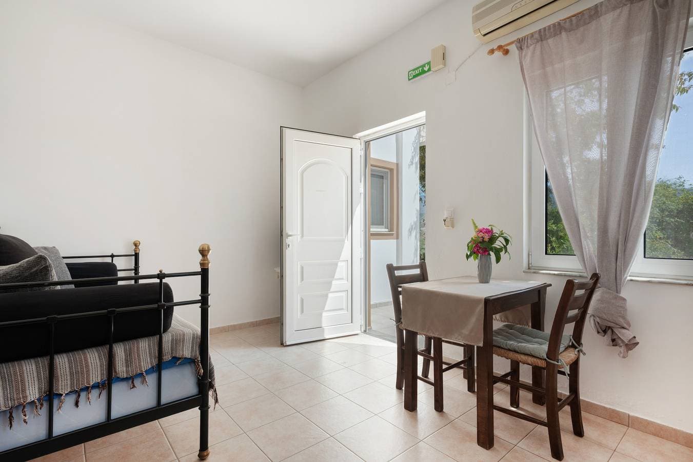 Foto 2 von 24: Ferienwohnung "One-Bedroom Kallithea" mit Meerblick, 2 Gemeinschaftsterrassen und WLAN
