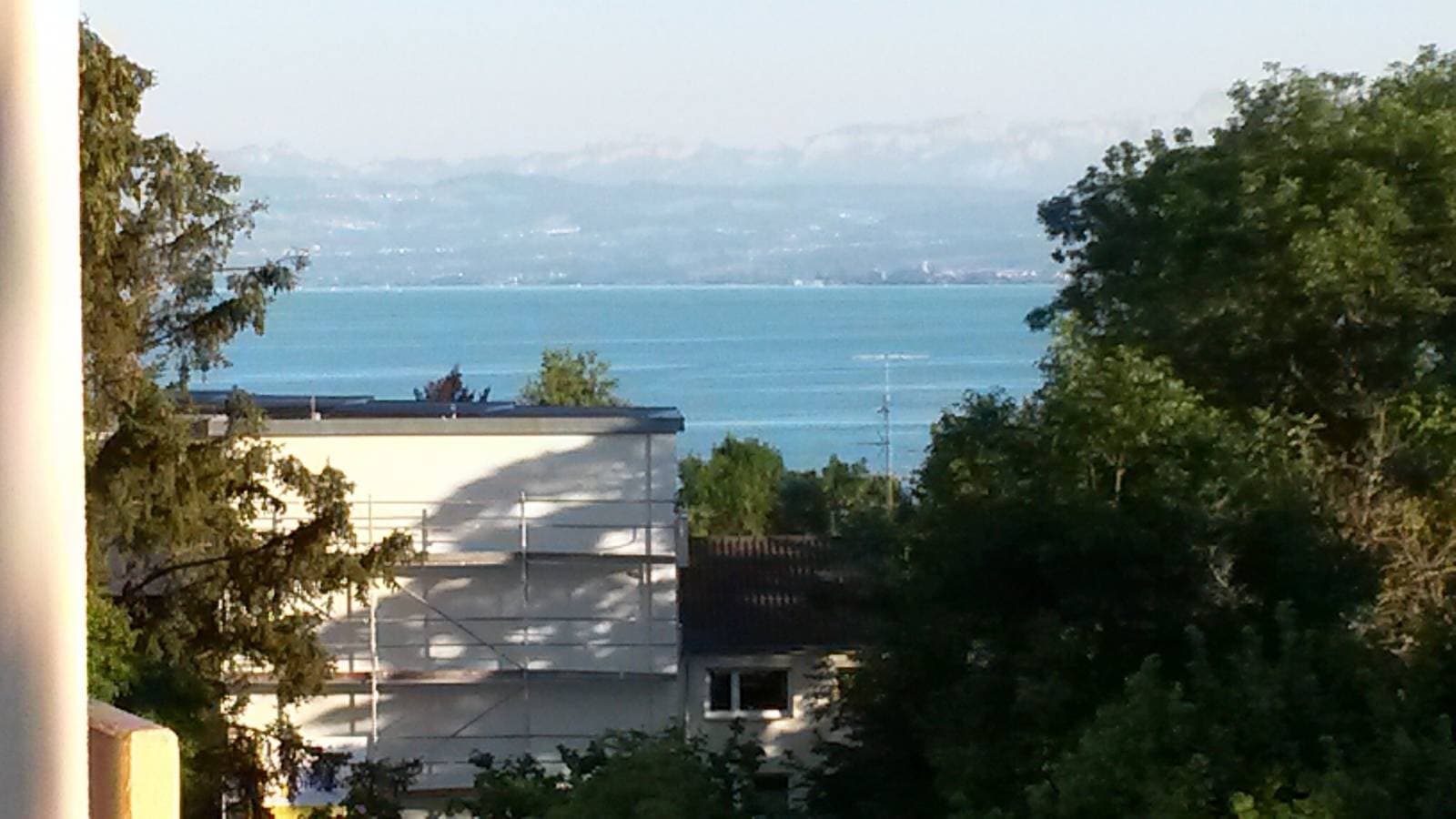 Foto 6 von 27: Ferienwohnung 'Schönblick' mit Blick auf den See und Balkon
