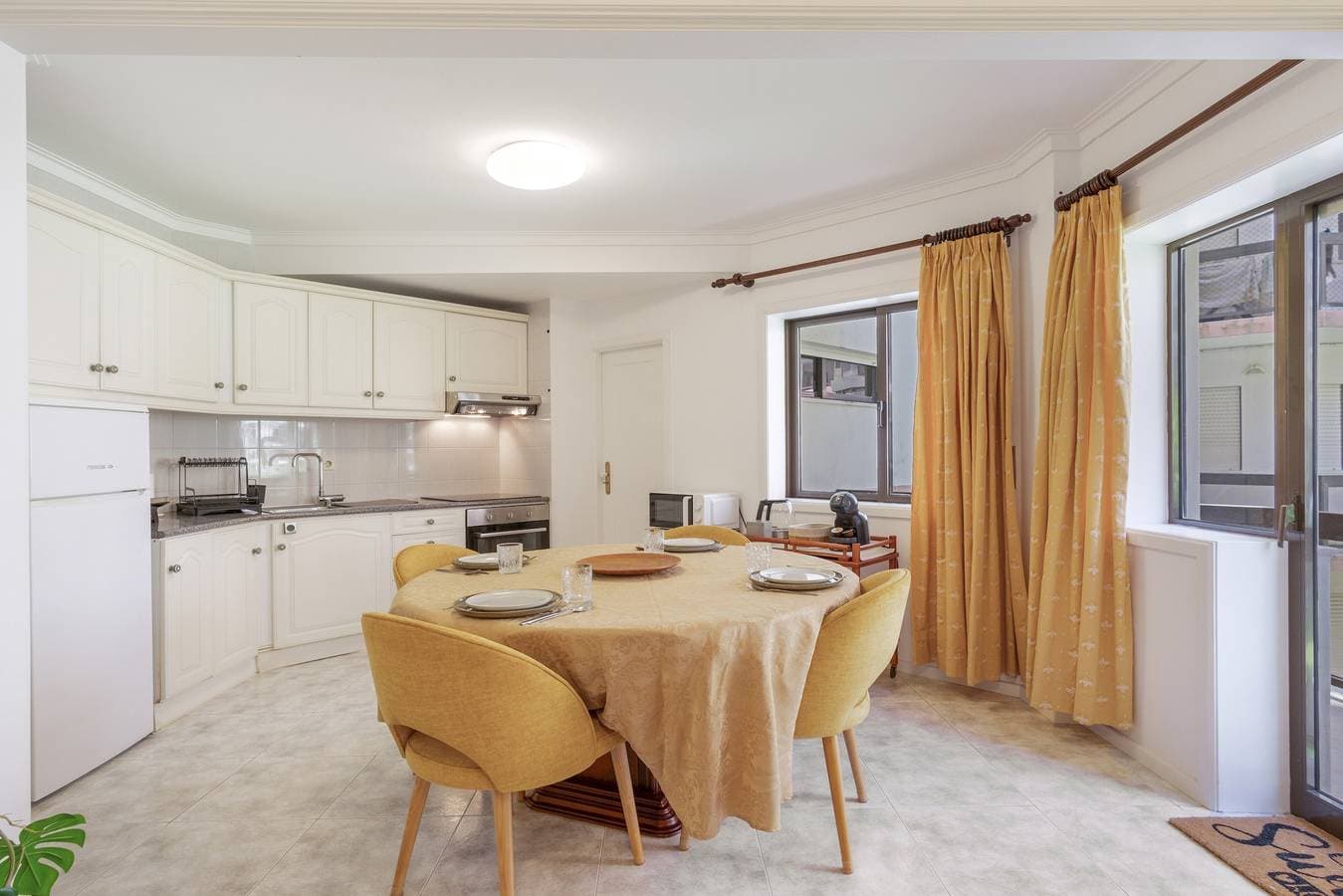 Foto 7 von 29: Apartment 'Na Praia da Amorosa' mit Meerblick, Gemeinschaftsgarten und WLAN