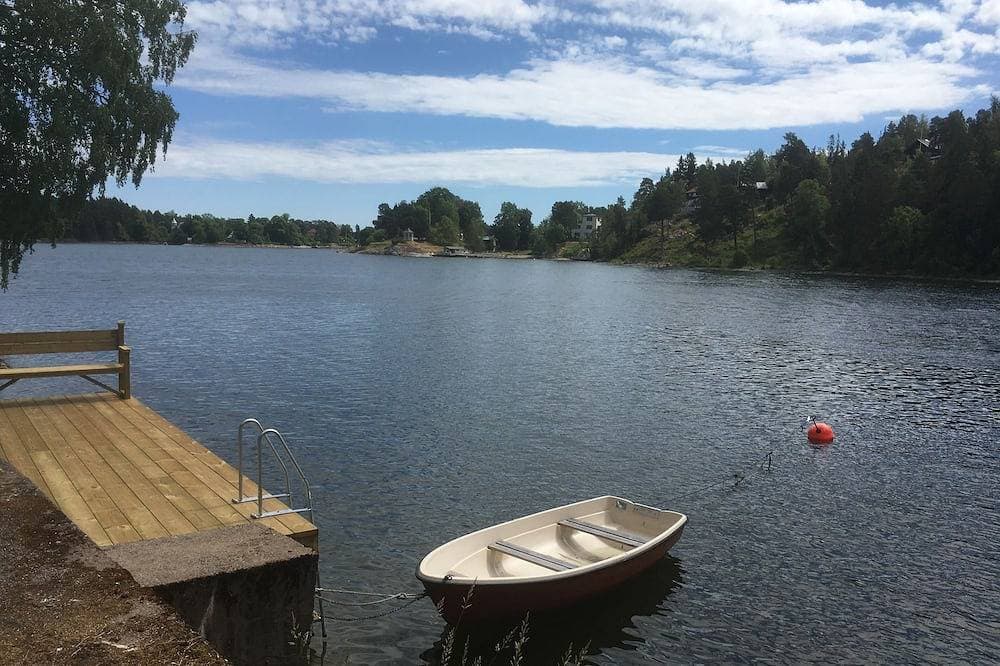 Foto 12 von 20: Cottage mit sonnigem Holzdeck am Wasser.