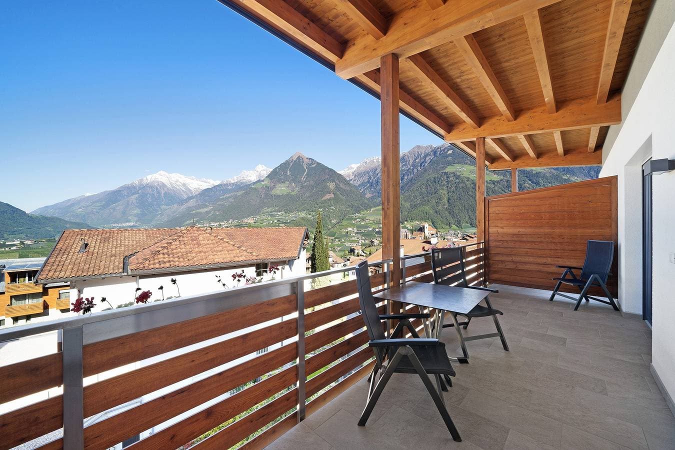 Foto 8 von 17: Ferienwohnung 'Nelkenstein Sommer' mit Bergblick, Gemeinschaftspool und WLAN