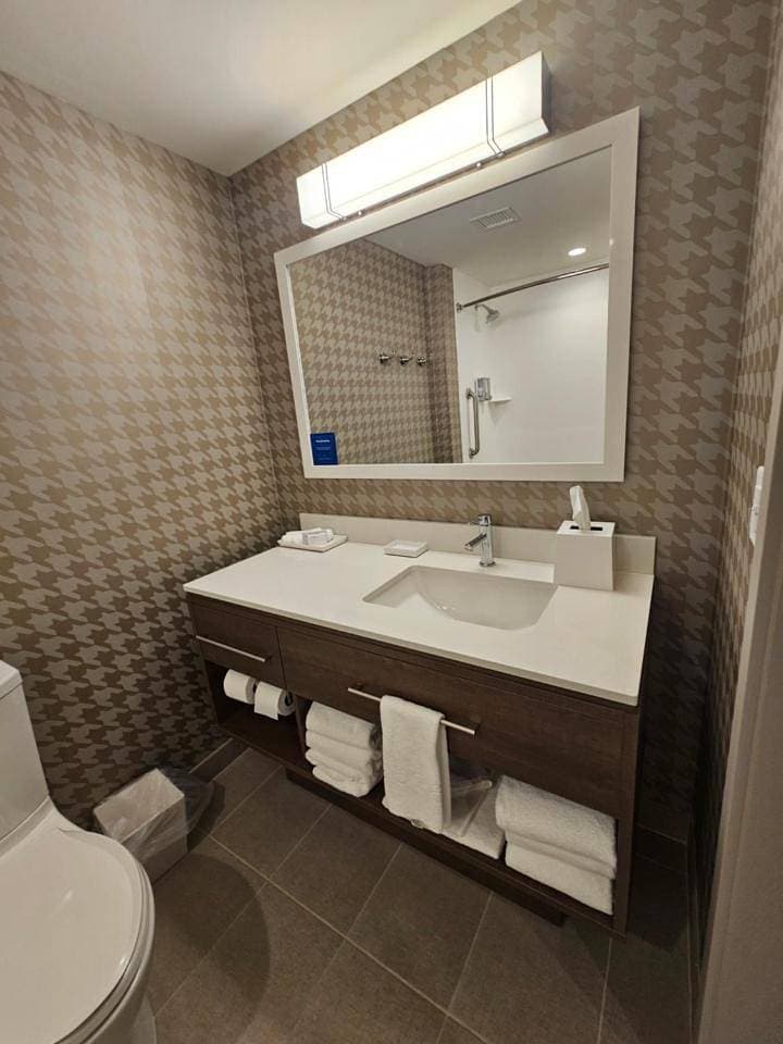 Foto 6 von 12: Studio Suite with Two Queen Beds