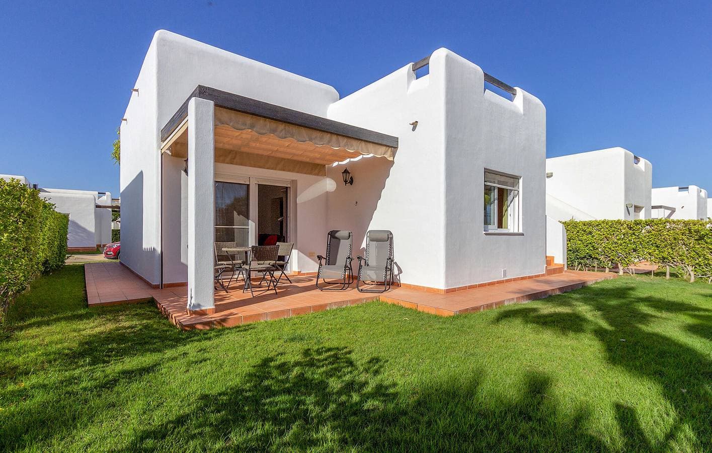 Gemütliches Apartment mit Pool, Terrasse und Parkplatz, nahe Golfclub und Stadtzentrum 1