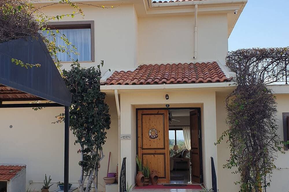 Foto 10 von 26: Spacious Villa With Private Pool, sea and Mountain View