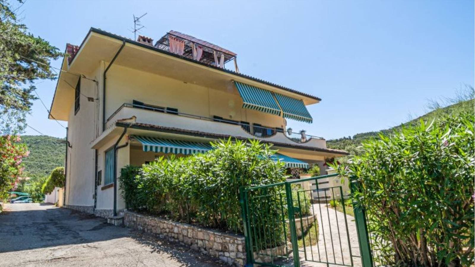 Foto 3 von 30: Ferienwohnung für 8 Personen mit Terrasse