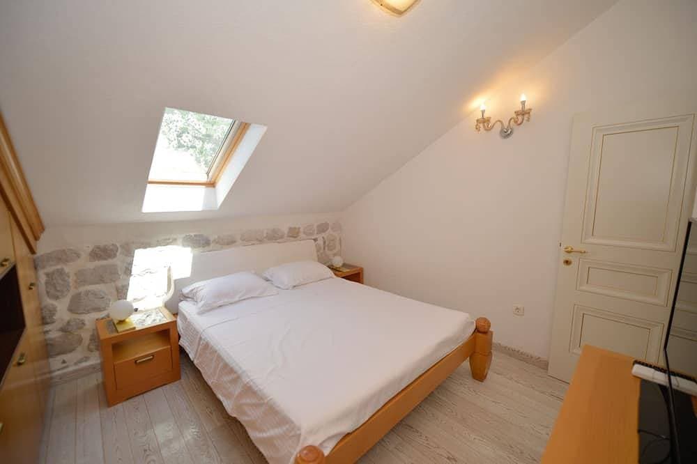 Foto 11 von 28: Waterfront Stone Home with Private Terrace & Direct Sea Access