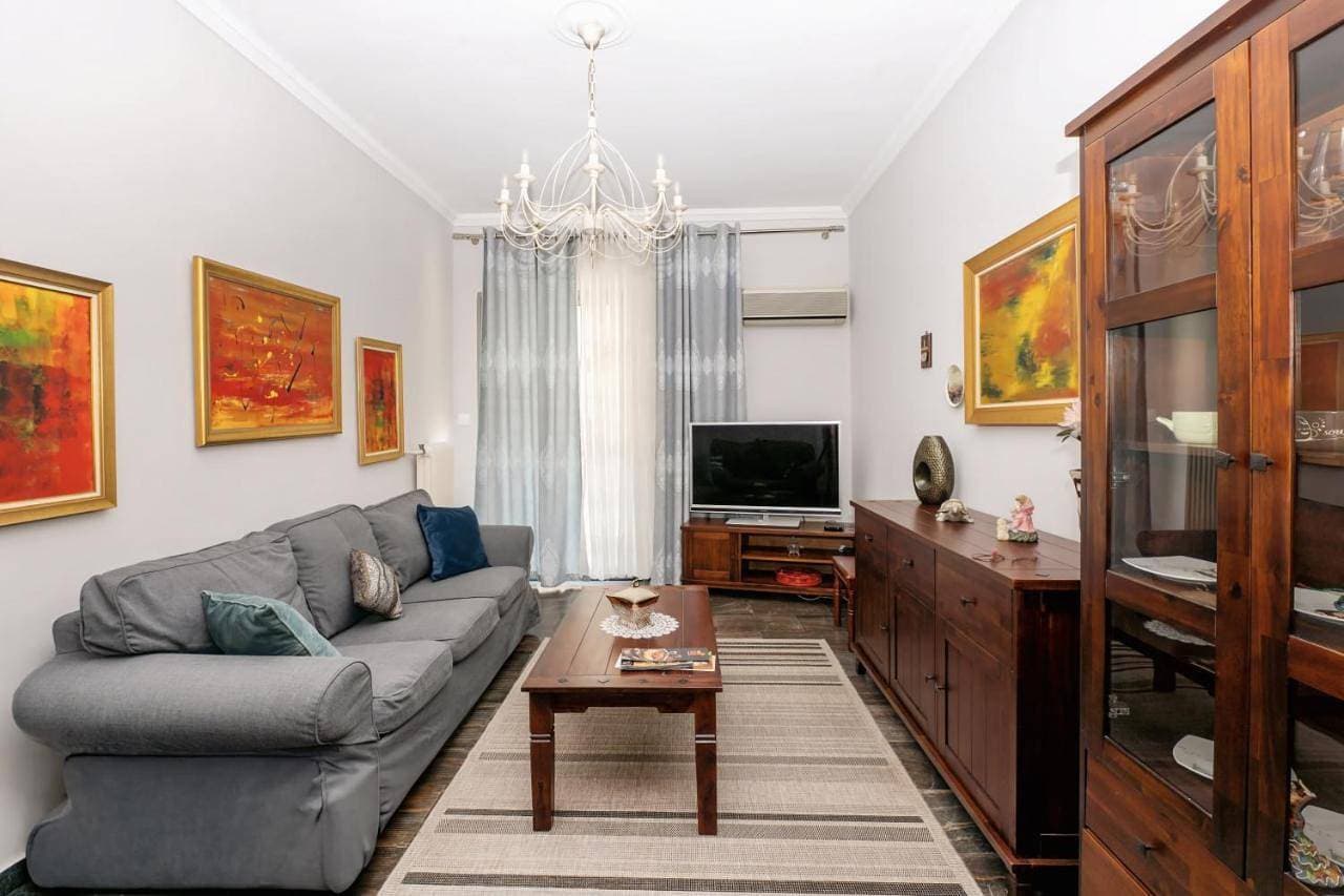 Charming & Authentic Gem - Walk to Port & Shops! 1