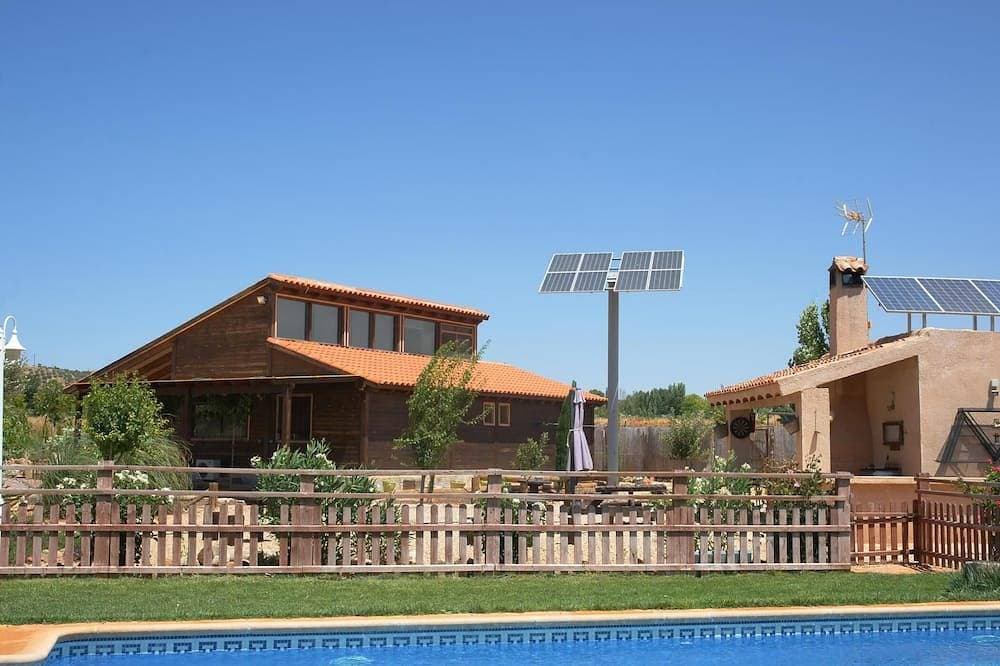 Holzhaus mit Platz für 12 Personen mit Pool 1