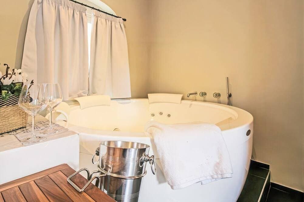 Foto 12 von 20: Casa Mercè - Cozy Two-Room Apartment with an En-Suite Jacuzzi in the Historic Center of Modica