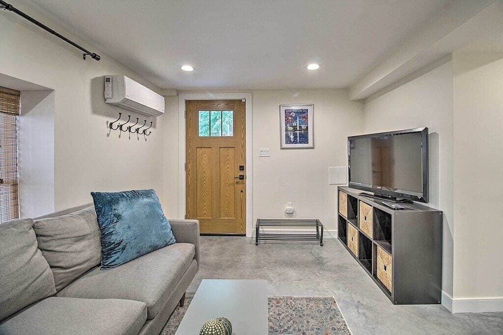 Foto 4 von 12: Contemporary Condo in Quiet Locale!