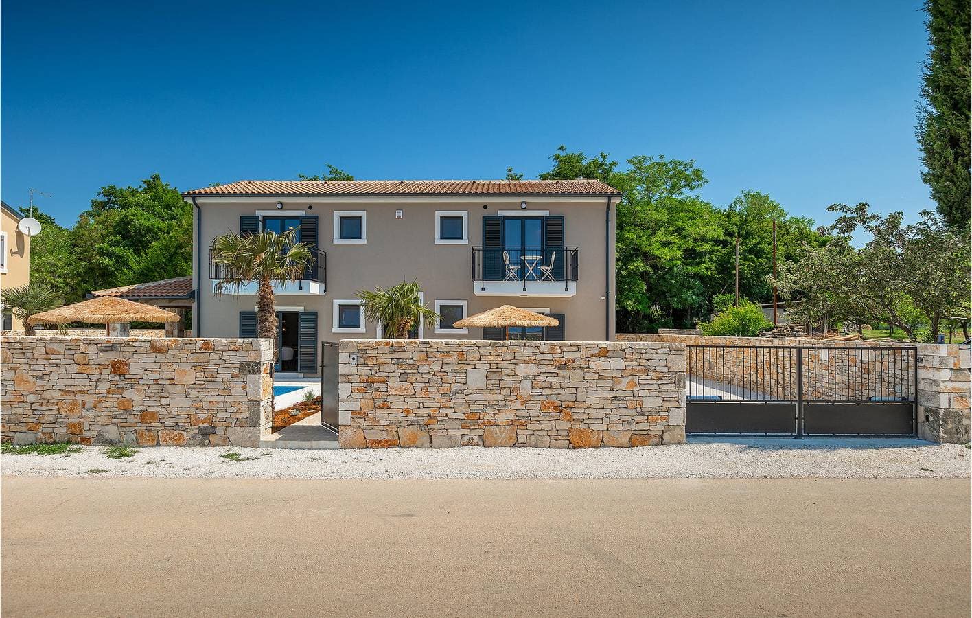 Foto 3 von 60: Charmante 2-Zimmer-Wohnung mit Pool und Garage – WLAN und Klimaanlage inklusive!