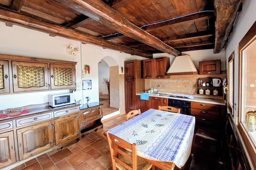 A house in a medieval village with a fireplace and terrace, perfect for families and nature lovers. 1