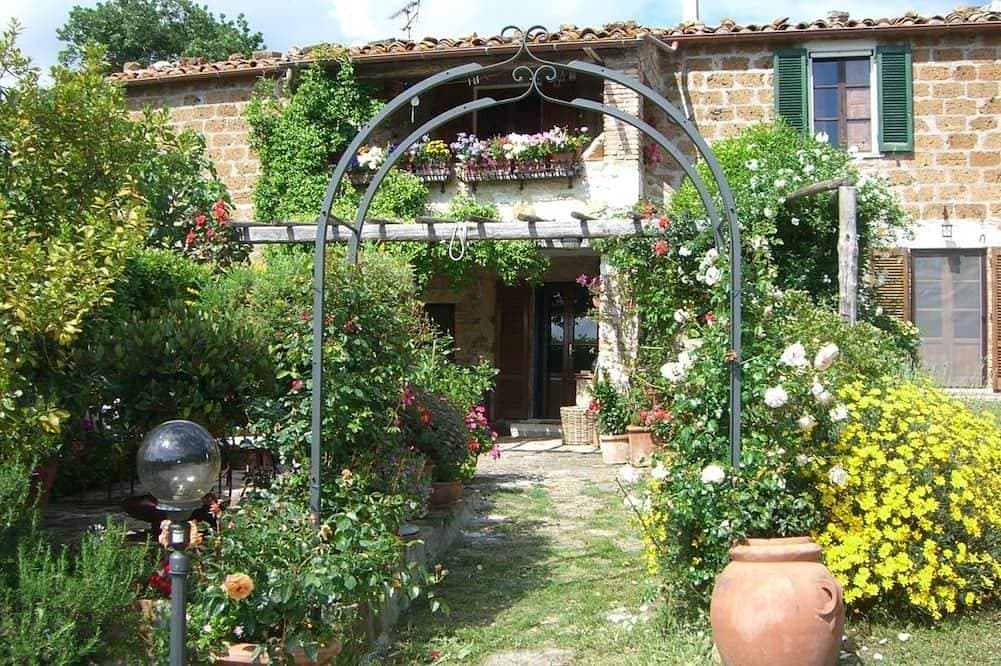 Soltanto dieci minuti a piedi dal campo da golf e comunque molto tranquillo 1