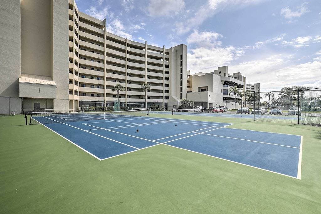 Foto 11 von 27: Modern Waterfront Hudson Condo w/ Resort Pool!