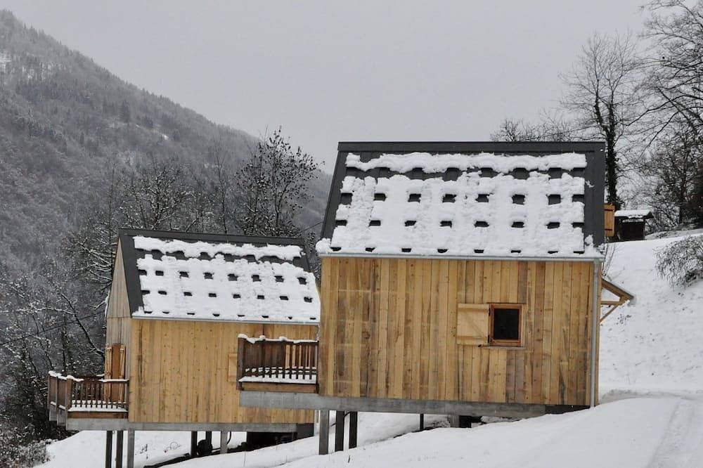 Kleines, unabhängiges Holzchalet mit Terrasse und Bergblick 1