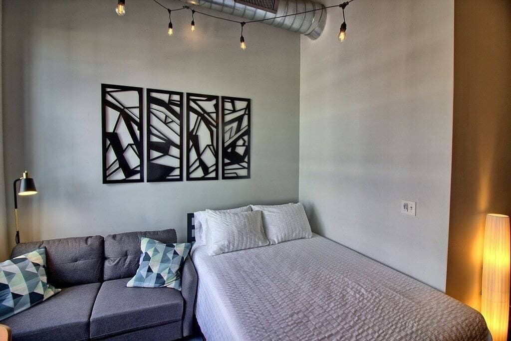 Foto 3 von 27: Chic Ultramodern Studio Loft w/ Designer Features