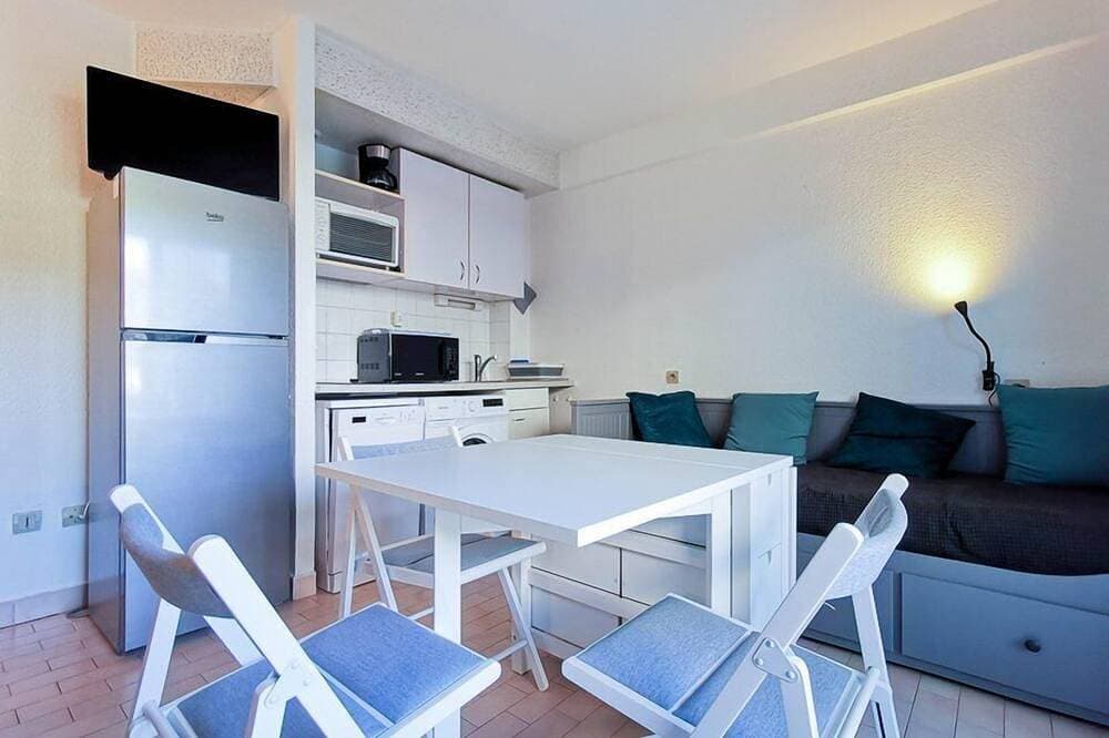 Foto 5 von 11: Prime location in The Lavandou, Studio to rent for 2 people, steps to the beach