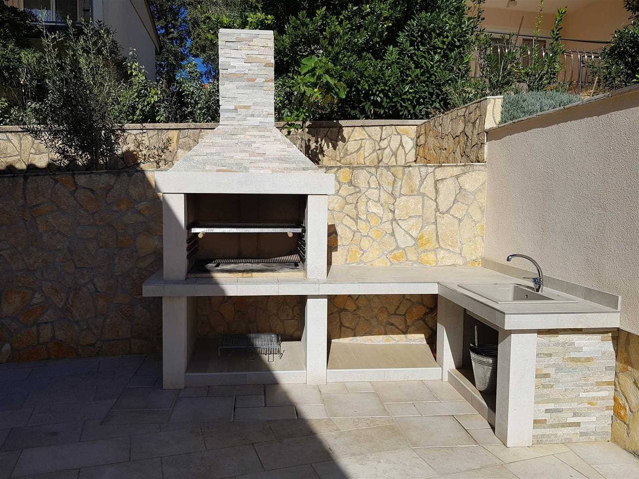 Foto 10 von 43: Strand Villa Ema mit Panoramablick auf das Meer, Pool, Garage, Grill & Spielzimmer