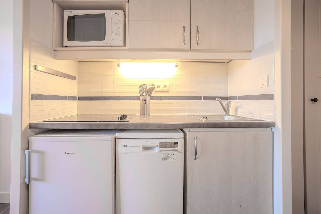 Foto 13 von 32: Einzimmerapartment 'Cap Esterel' mit Bergblick, Gemeinschaftspool und Klimaanlage
