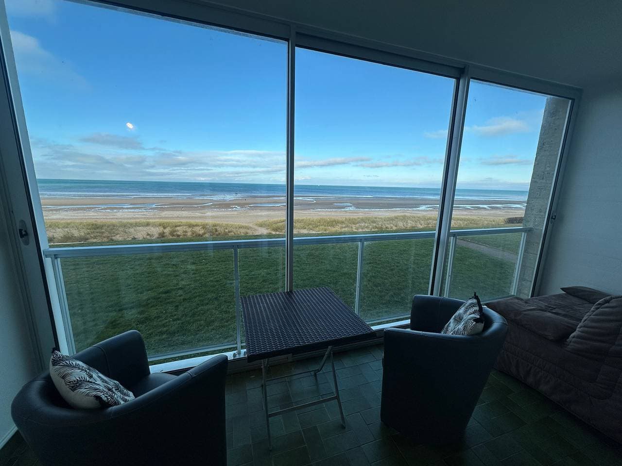 Foto 7 von 13: 2-Zimmer-Wohnung mit Meerblick, Loggia, Parkplatz und voller Ausstattung