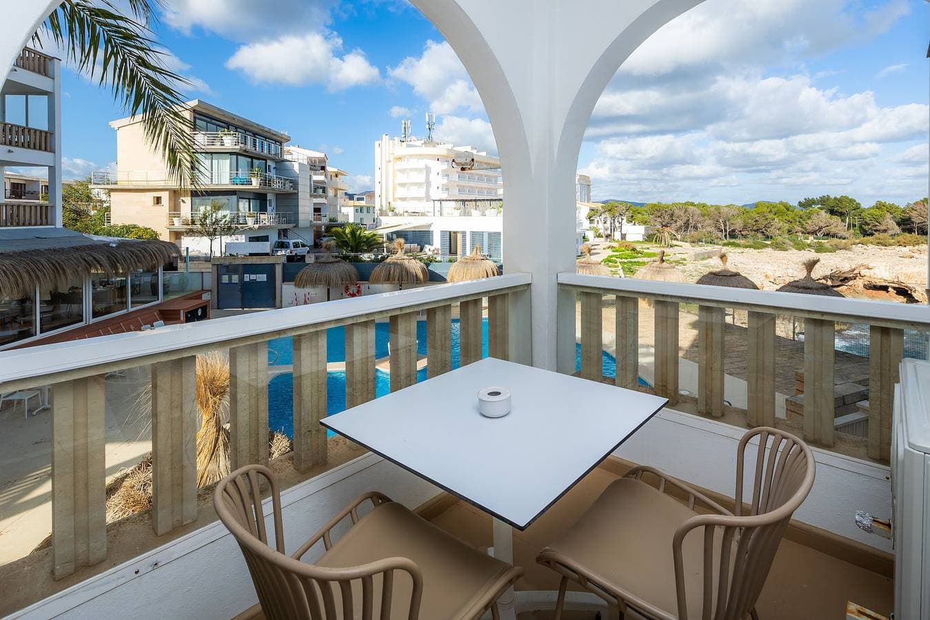 Foto 4 von 37: Ferienwohnung 'Pool View Room 101' mit Gemeinschaftspool, Wi-Fi und Klimaanlage