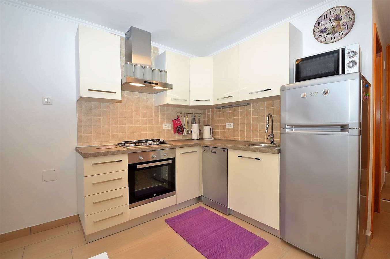Foto 4 von 20: Das Apartment Hrasta 1 ist eine Unterkunft in Hrasta auf der Insel Cres, 43 km von Mali Lošinj entfernt. Die Wohnung ist ideal für eine Familie oder eine Gruppe von bis zu vier Personen und verfügt über zwei Schlafzimmer, eine Küche, ein Wohnzimmer, ein Esszimmer, ein Badezimmer mit Badewanne und eine Waschmaschine. Private Parkplätze stehen vor der Wohnung zur Verfügung.