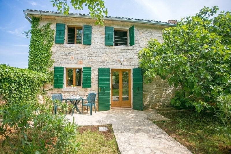 Foto 4 von 26: Abortolami mit Pool und Garten