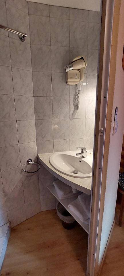 Foto 8 von 12: Double Room with Shared Toilet