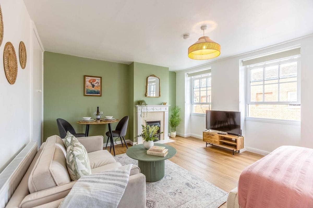 Charming Studio with Stunning Windsor Castle Views - By Tempstay 1