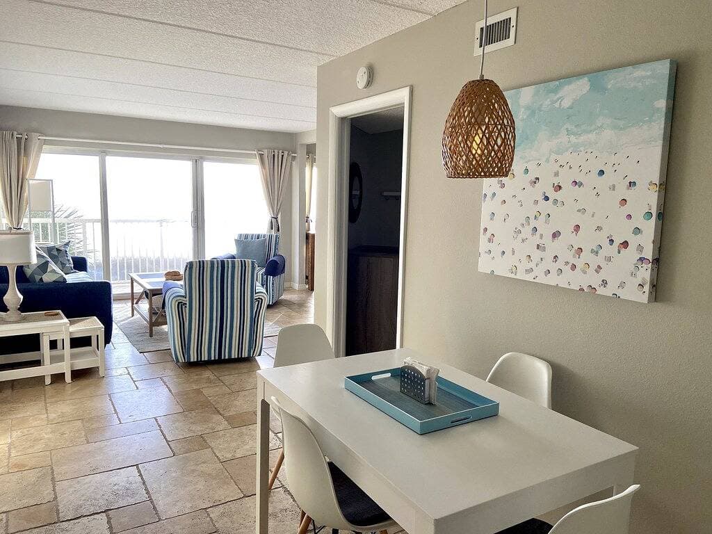 Foto 5 von 43: Cozy & Cheerful Oceanfront 2-bedroom condo w/ pool