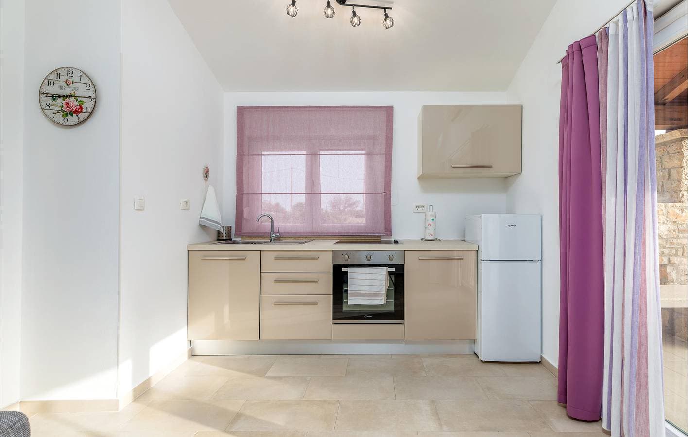 Foto 10 von 33: Gemütliche 1-Zimmer-Wohnung mit Terrasse, WLAN, Parkplatz und Klimaanlage