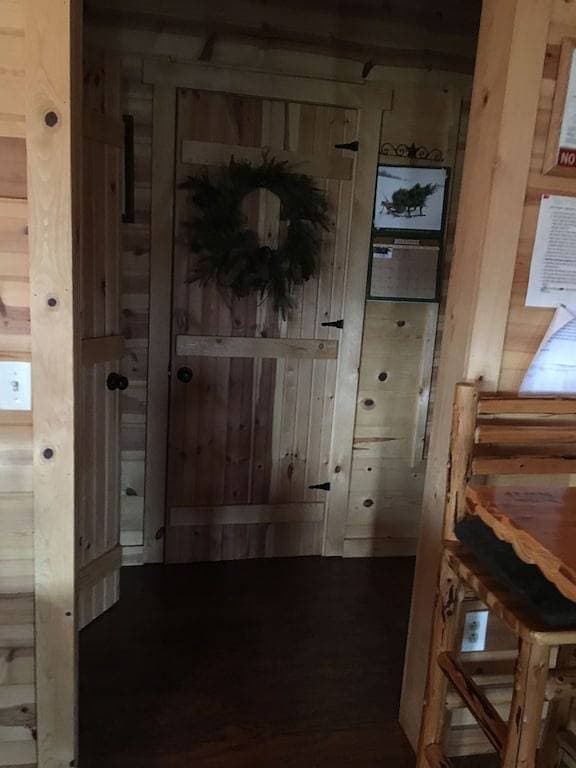 Foto 11 von 45: Potomac Overlook, New Log Cabin Vor Eingang zum Loch Smoke