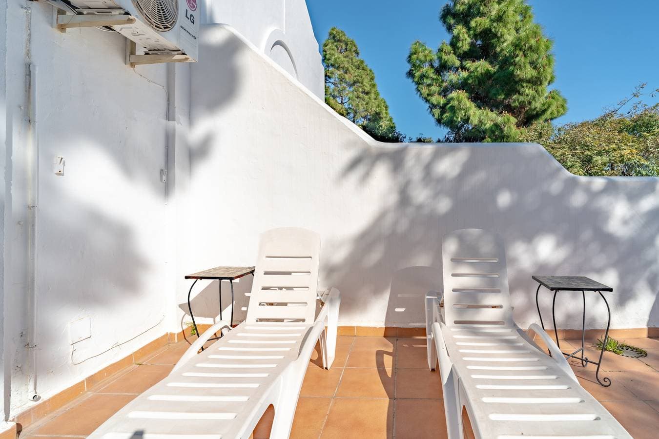 Foto 4 von 52: Sunny Marbella Townhouse with Terraces, Pool & Hotel Amenities