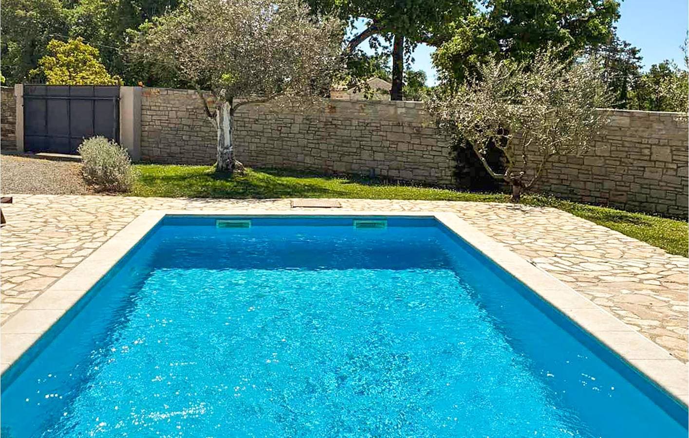 Foto 4 von 31: Geräumige 2-Zimmer-Wohnung mit Pool und Terrasse in der Nähe des Stadtzentrums von Jakovici